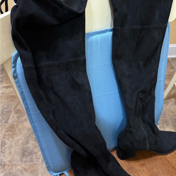 Great looking  Black Knee high velvet boots 👍 - Picture 4 of 5